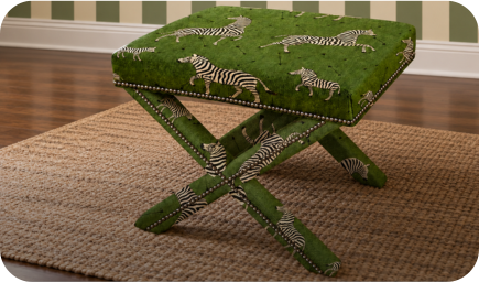 Banqueta estofada com estampa de zebras.