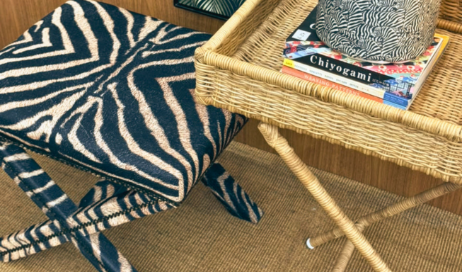 Banqueta estofada com estampa de zebras.