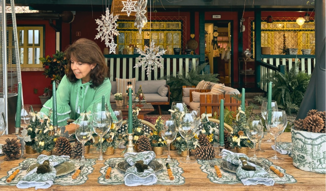 Ambiente com luminárias e objetos decorativos.