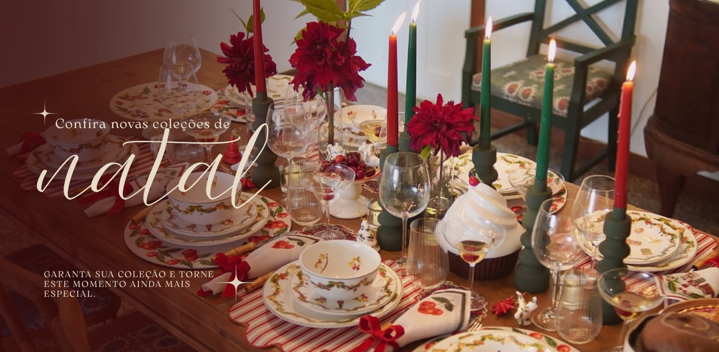 Confira novas coleções de Natal: mesa posta com louças florais, velas vermelhas e verdes e taças cristal.
