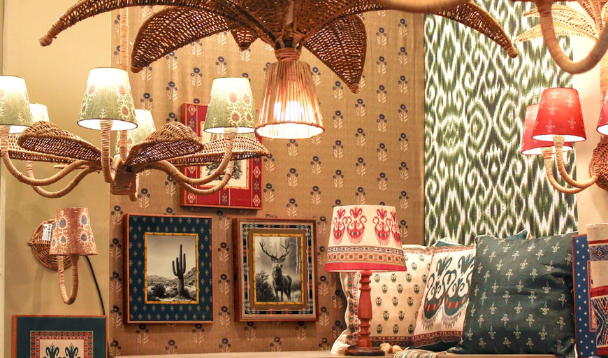 Ambiente com luminárias e objetos decorativos.