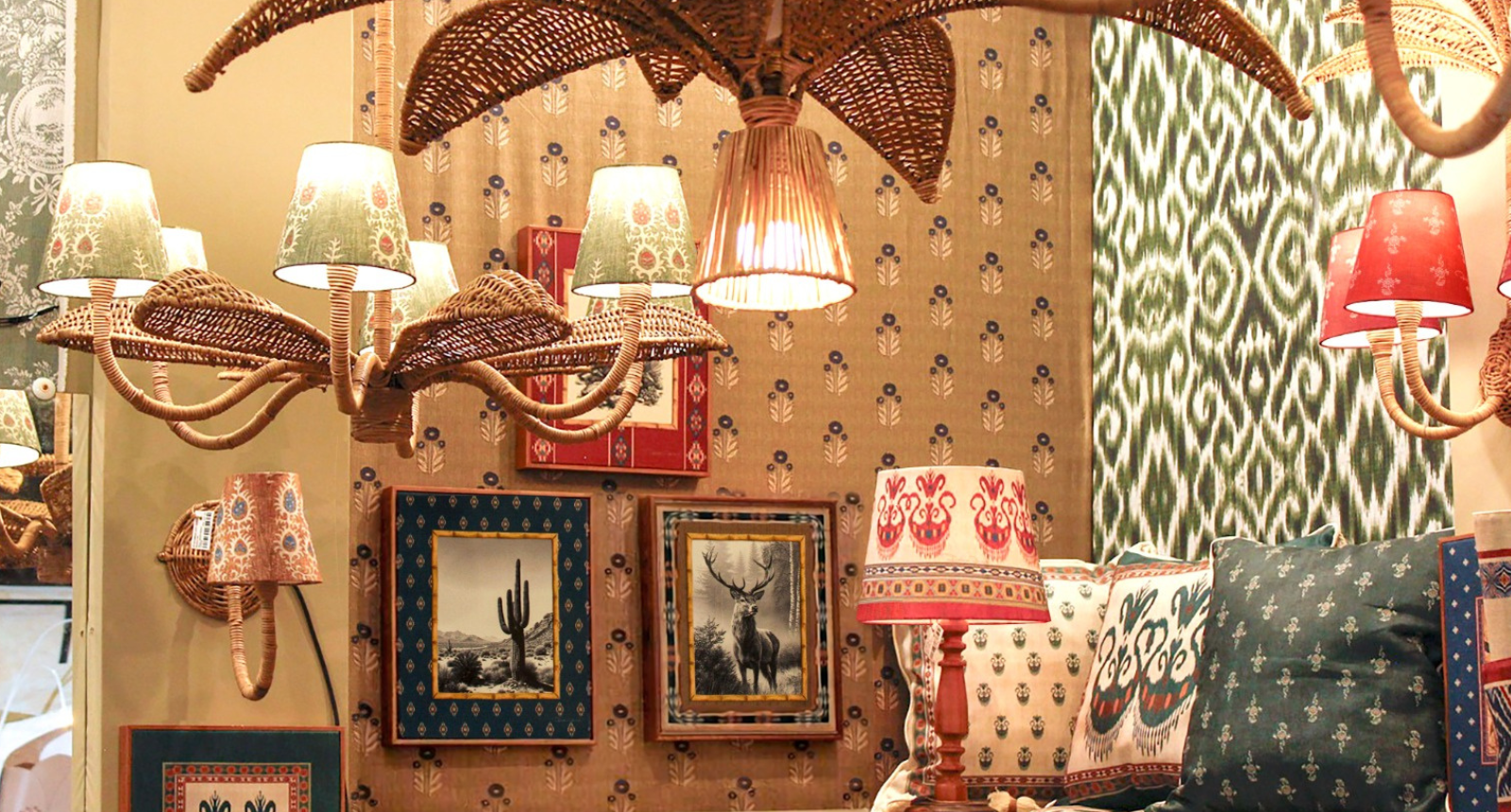 Ambiente Rebeca Duarte Home com luminárias, quadros e almofadas estampadas.